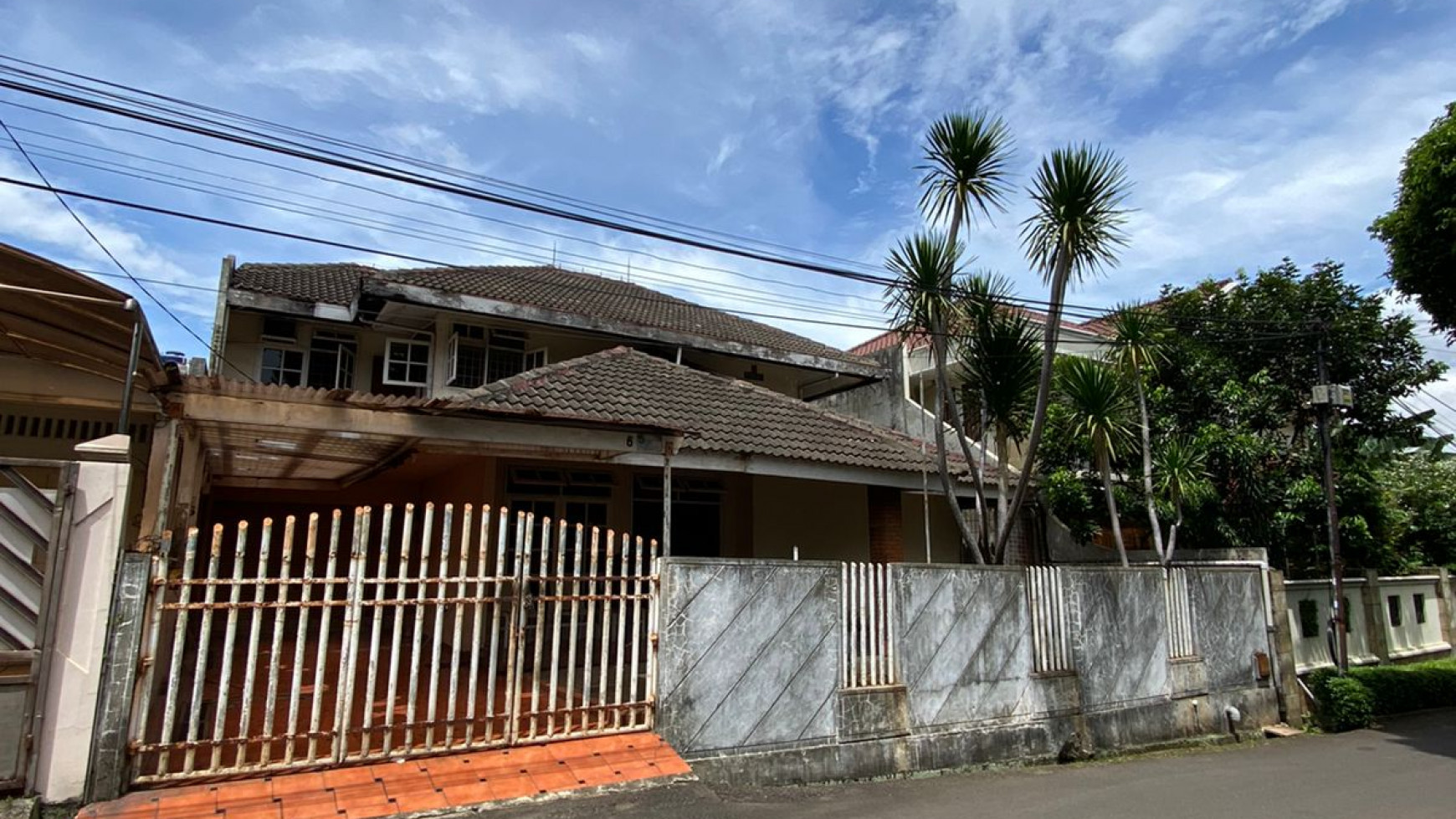 Rumah Strategis dengan Bangunan Kokoh @Lebak Bulus