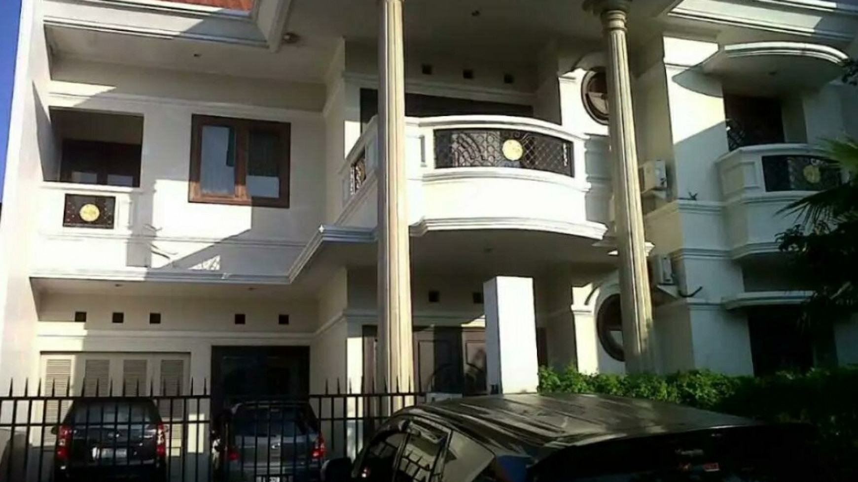 Dijual Rumah Graha Famili Surabaya- Luas 421 m2 - Garasi Carport 5 Mobil LUAS