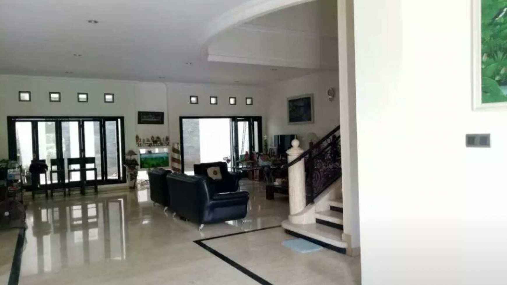 Dijual Rumah Graha Famili Surabaya- Luas 421 m2 - Garasi Carport 5 Mobil LUAS