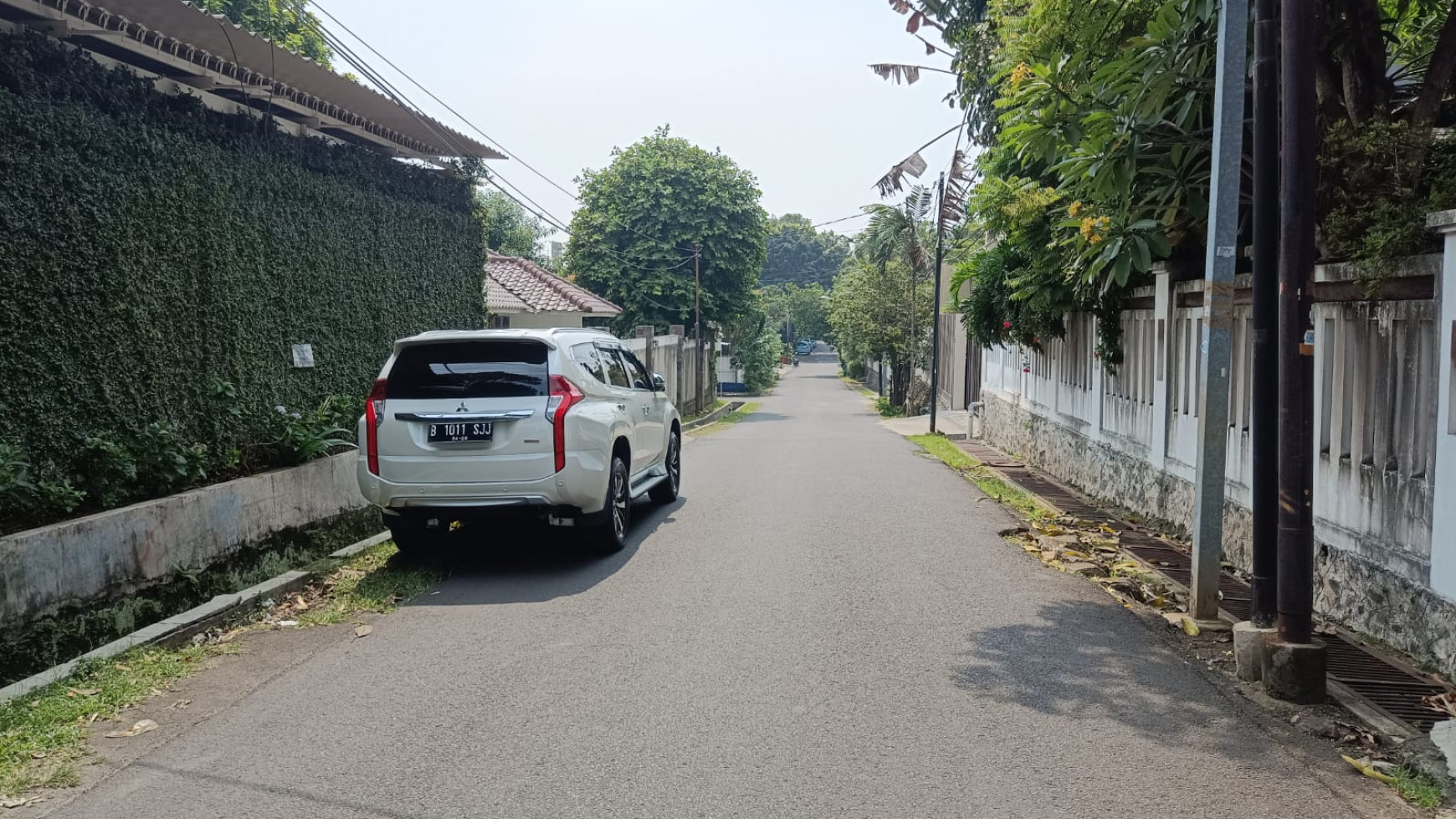 Tanah bentuk kotak Hoek (2 sisi)  Jalan lebar & tenang , Strategis ....Bagus 