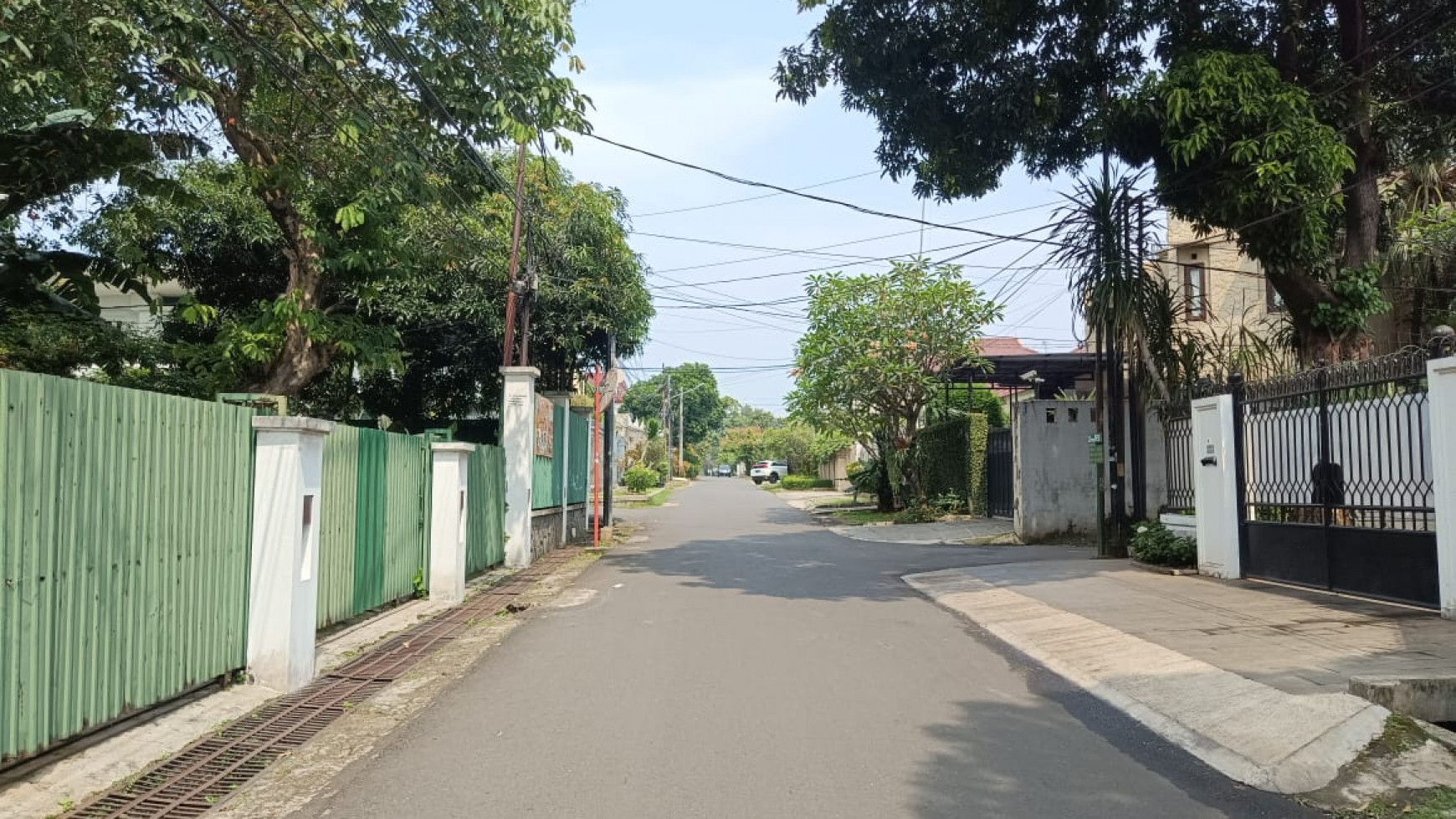 Tanah bentuk kotak Hoek (2 sisi)  Jalan lebar & tenang , Strategis ....Bagus 