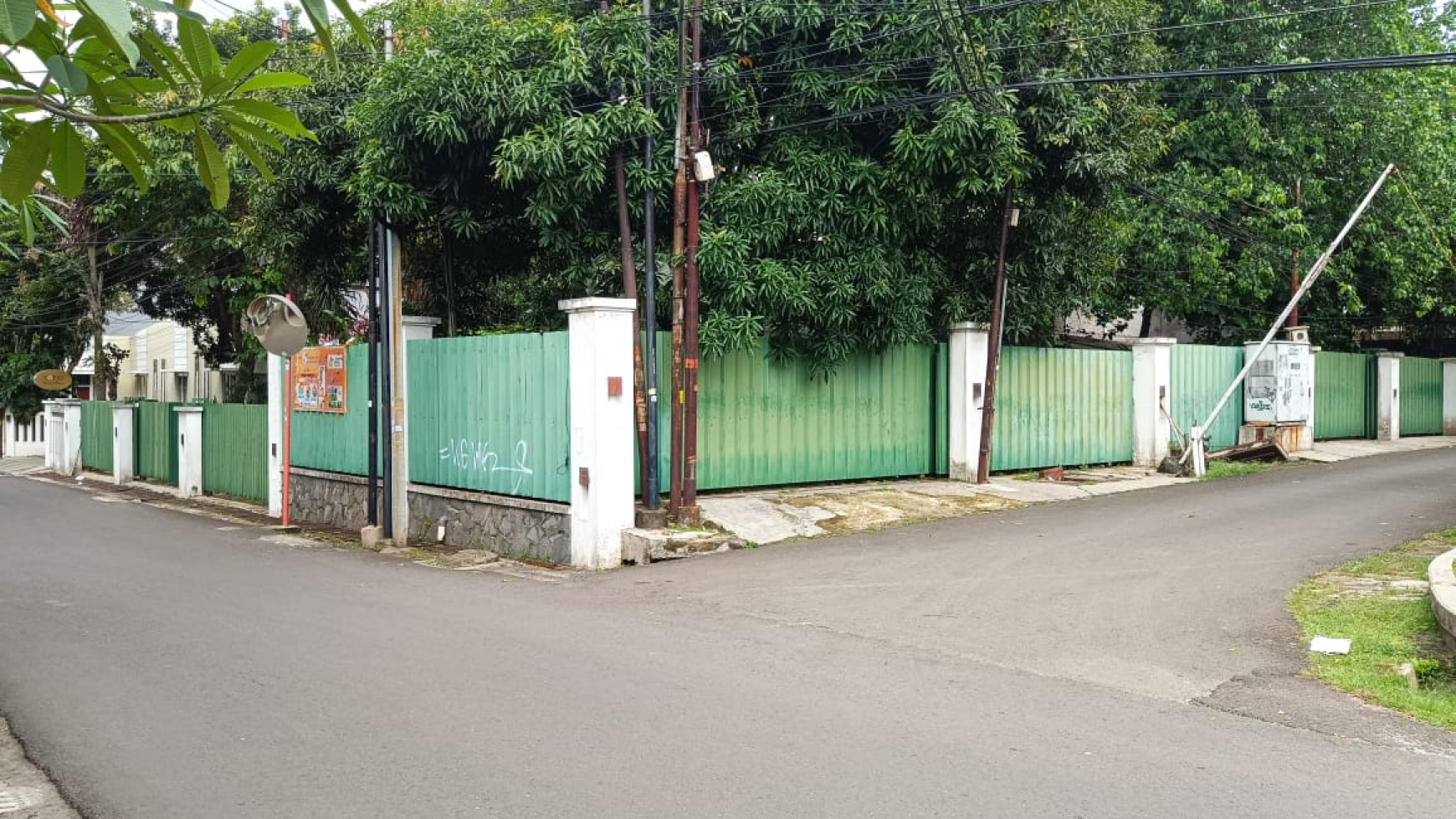 Tanah bentuk kotak Hoek (2 sisi)  Jalan lebar & tenang , Strategis ....Bagus 