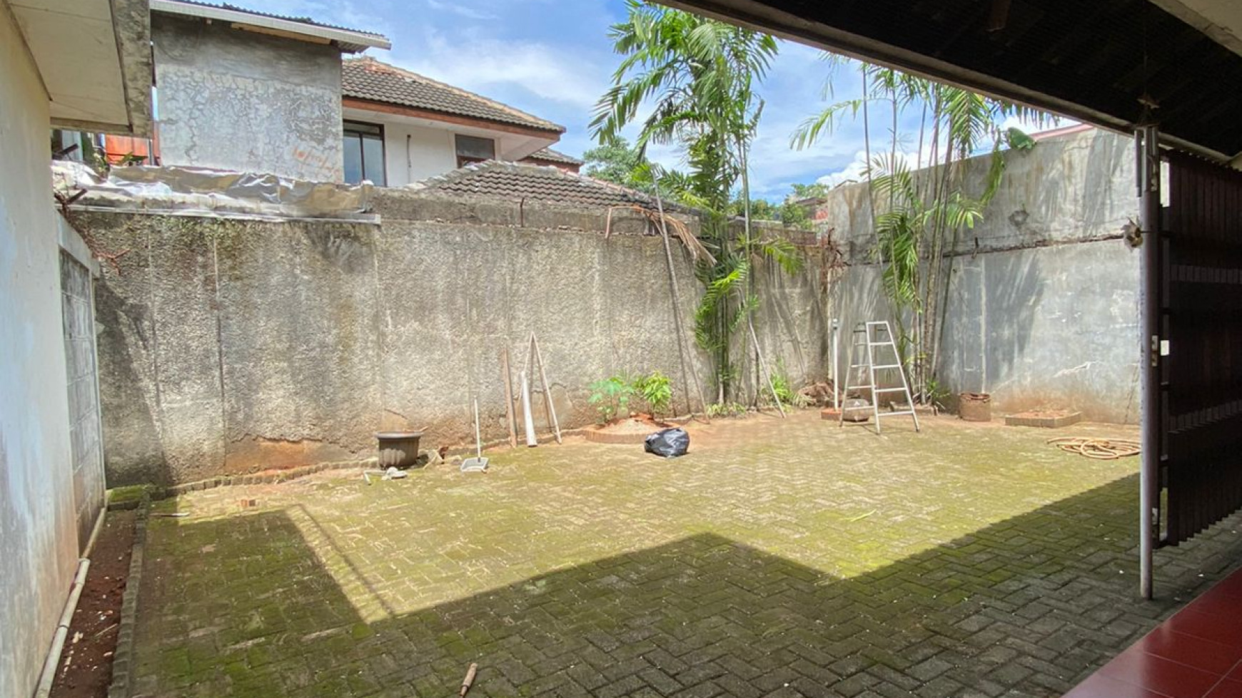 Rumah Strategis dengan Bangunan Kokoh @Lebak Bulus