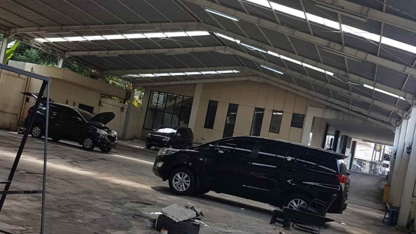 Gedung Strategis Di Jl Jombang Raya, Pondok Aren Kota Tangerang Selatan