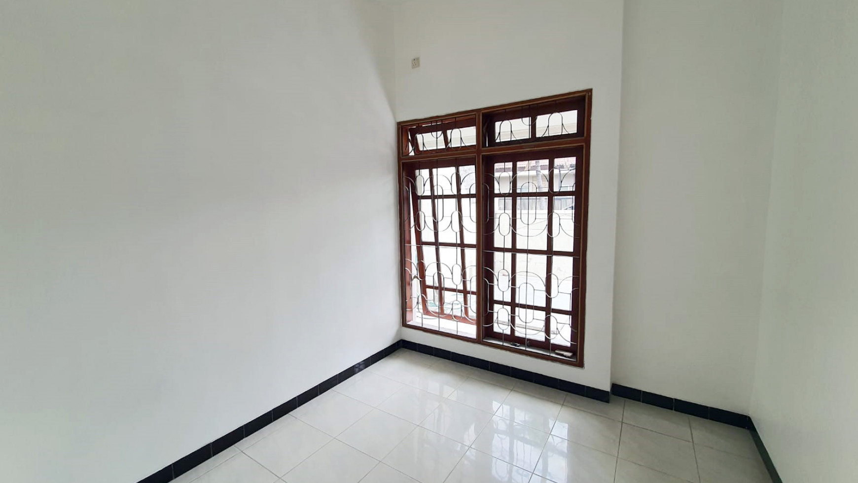 Rumah di Kertajaya Indah Timur, Row Jalan Lebar, bisa untuk rumah tinggal/Kantor