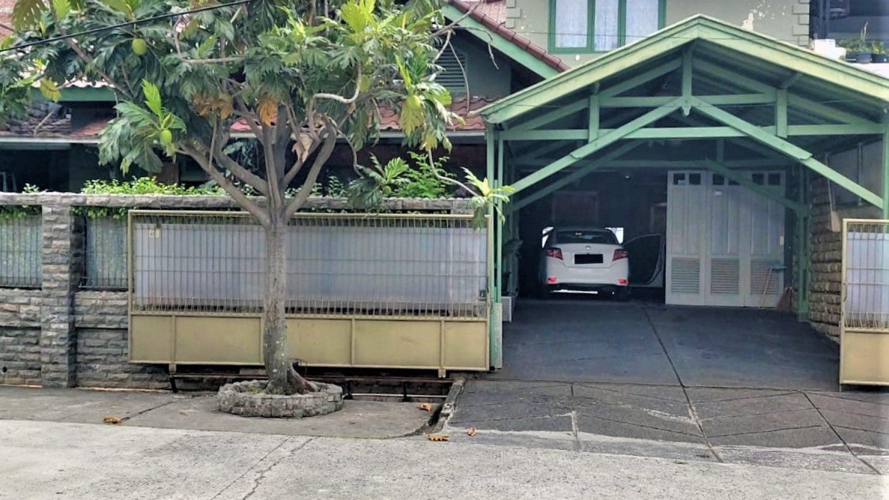 Rumah Bergaya Etnik Lingkungan Asri Dekat Tol Di Cinere.