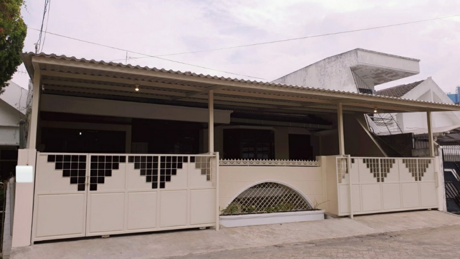 Dijual Rumah Manyar Kertoadi - Surabaya Timur - SEMI Furnished + Taman Asri - SHM Strategis dekat Galaxy Mall