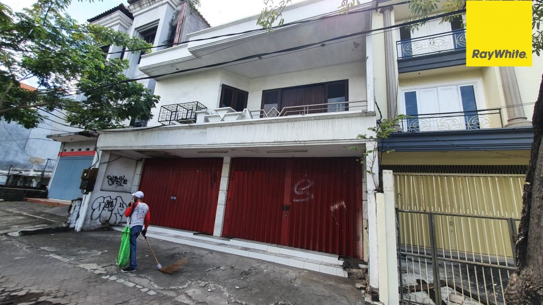 Disewakan Rumah 3 lantai di Jalan Moestopo, Surabaya Pusat