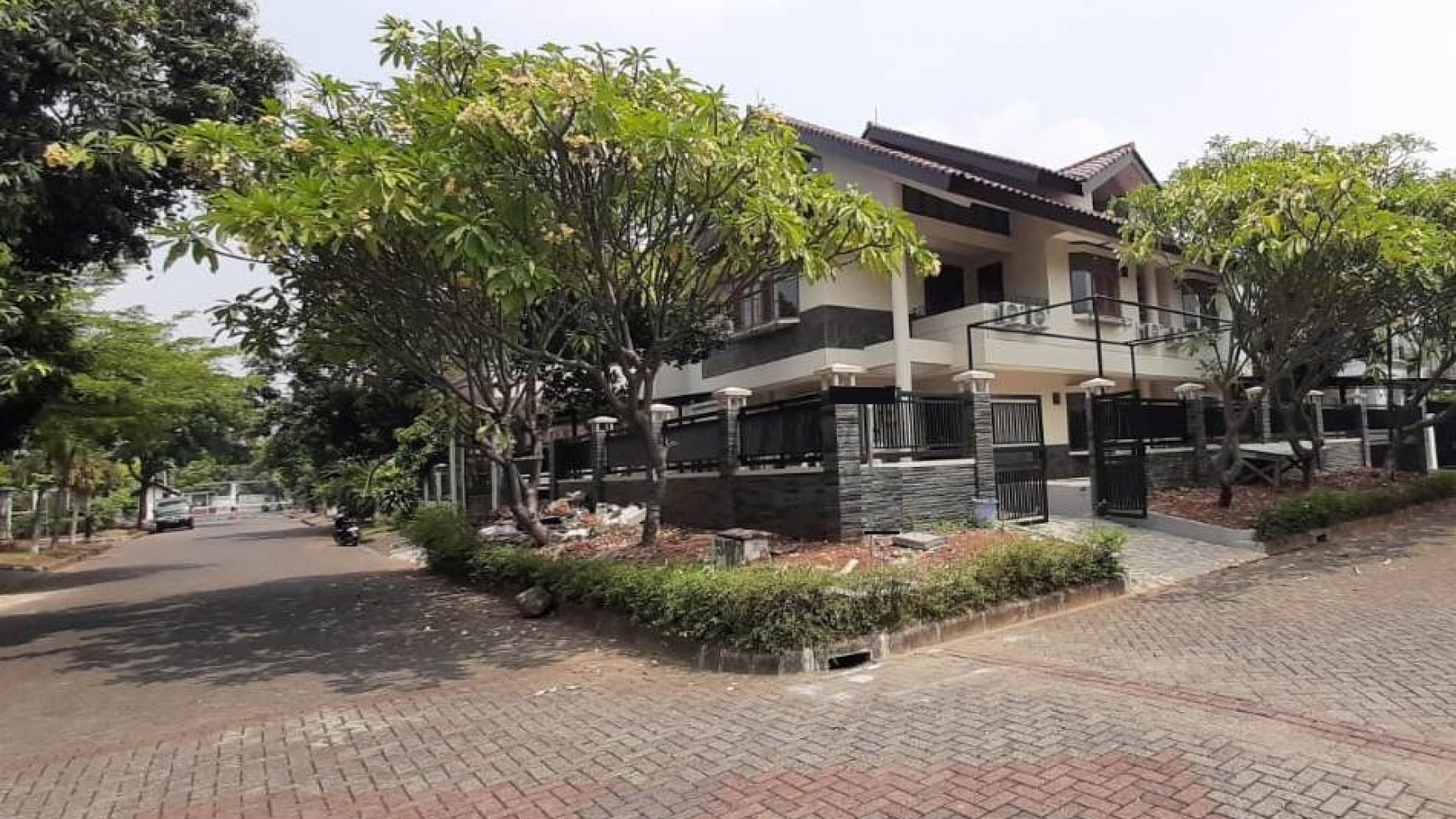 Rumah Luas 3Lantai Akses Toll JORR Di Area Cluster Mega Kebon Jeruk