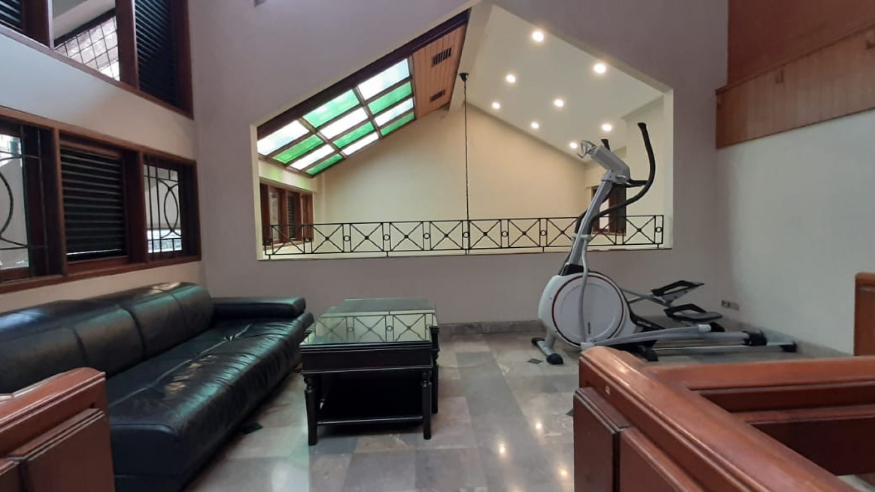 Rumah Luas 3Lantai Akses Toll JORR Di Area Cluster Mega Kebon Jeruk