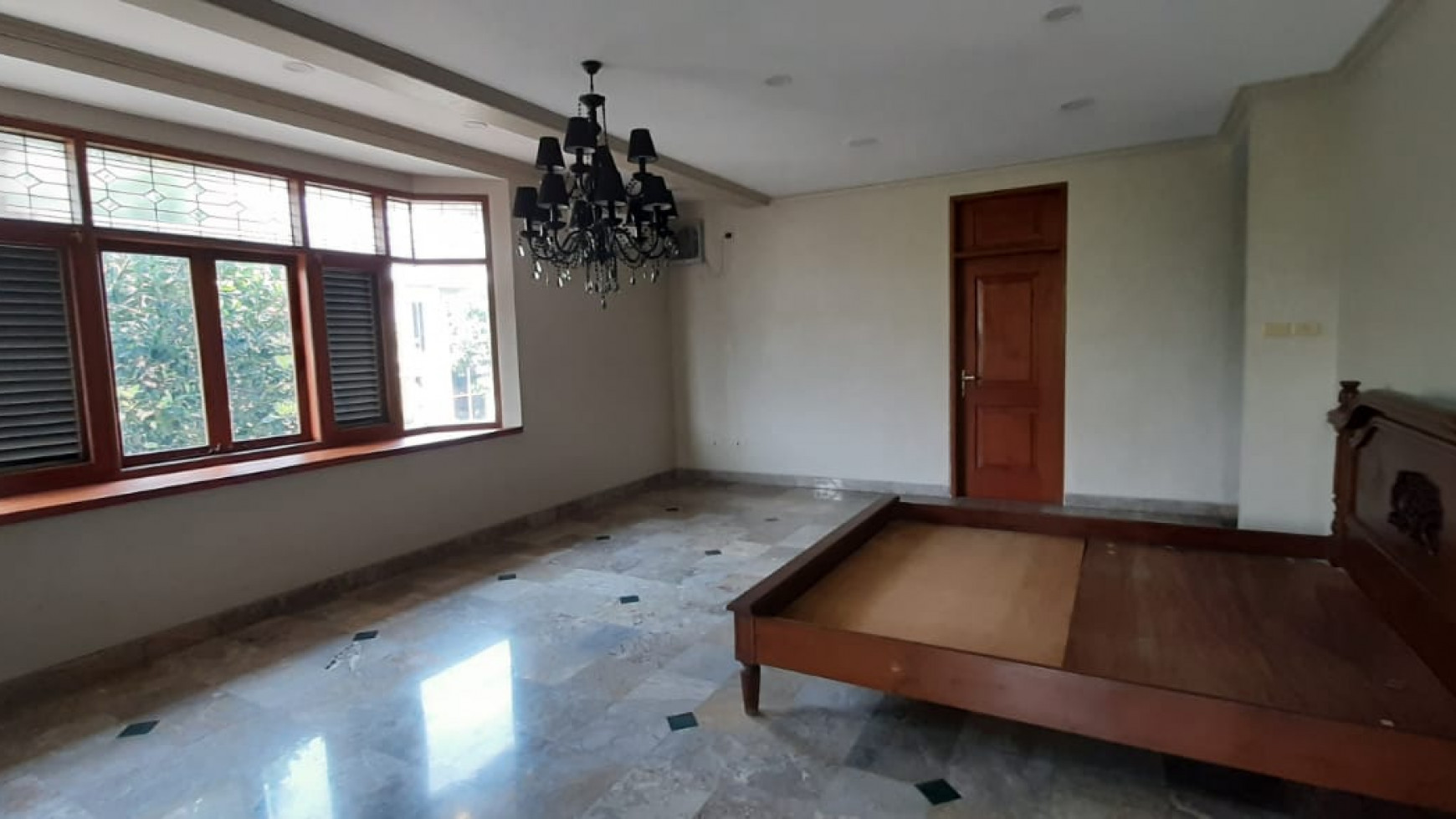 Rumah Luas 3Lantai Akses Toll JORR Di Area Cluster Mega Kebon Jeruk