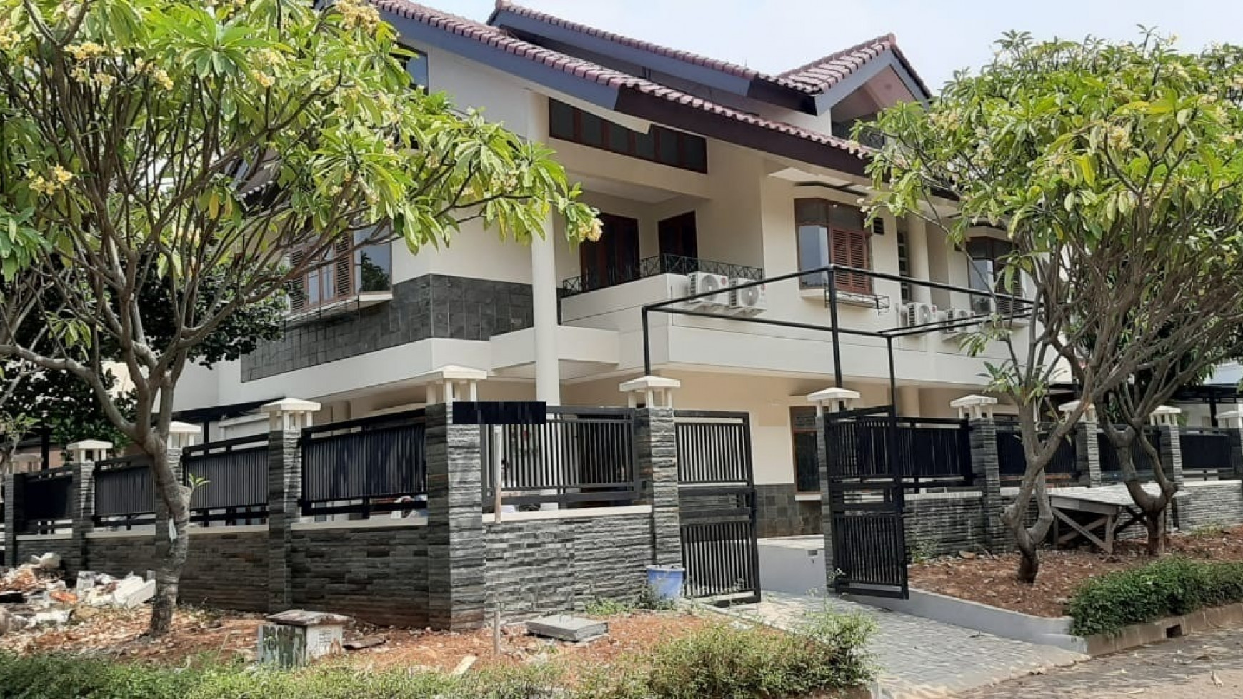 Rumah Luas 3Lantai Akses Toll JORR Di Area Cluster Mega Kebon Jeruk