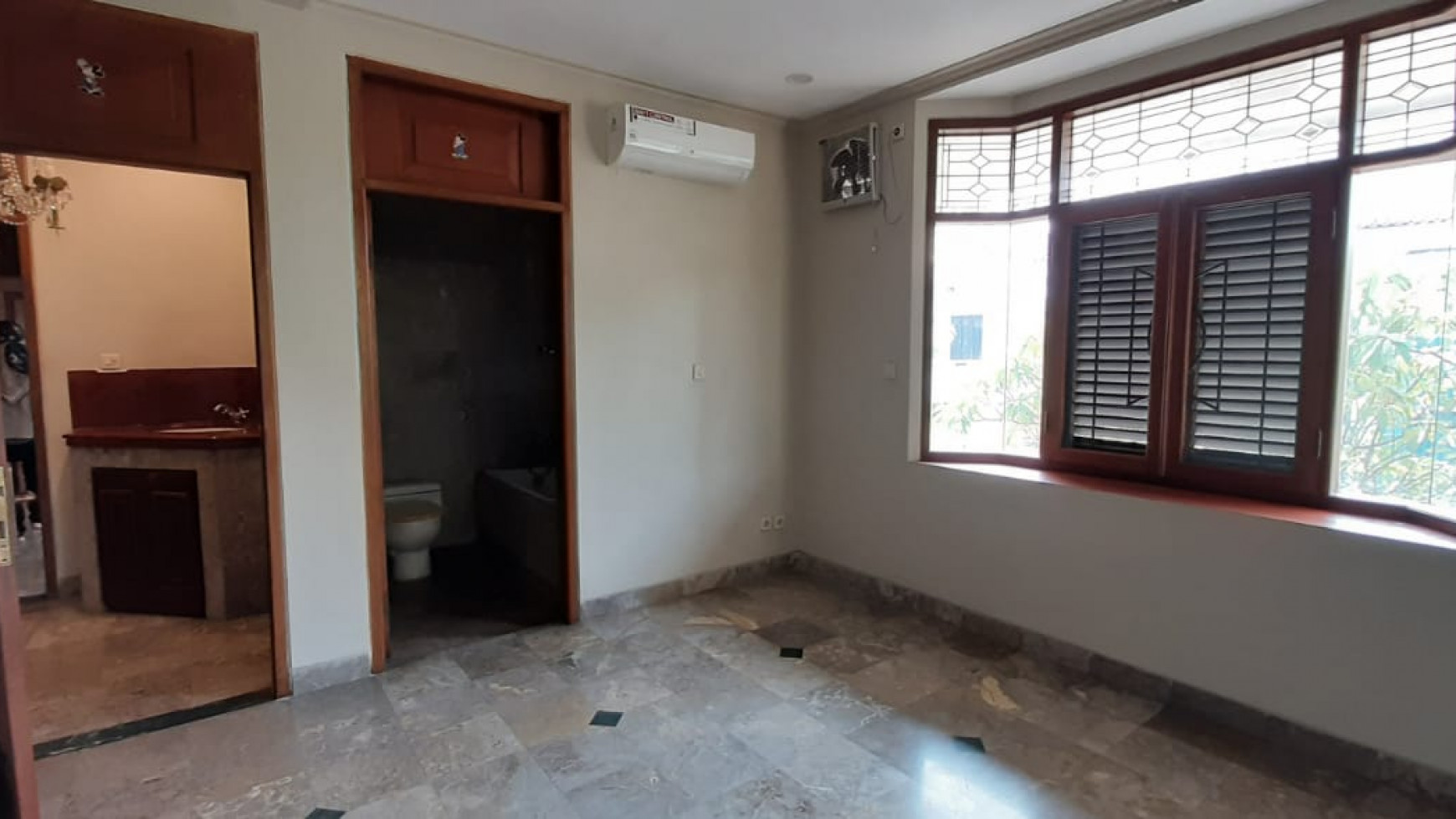 Rumah Luas 3Lantai Akses Toll JORR Di Area Cluster Mega Kebon Jeruk