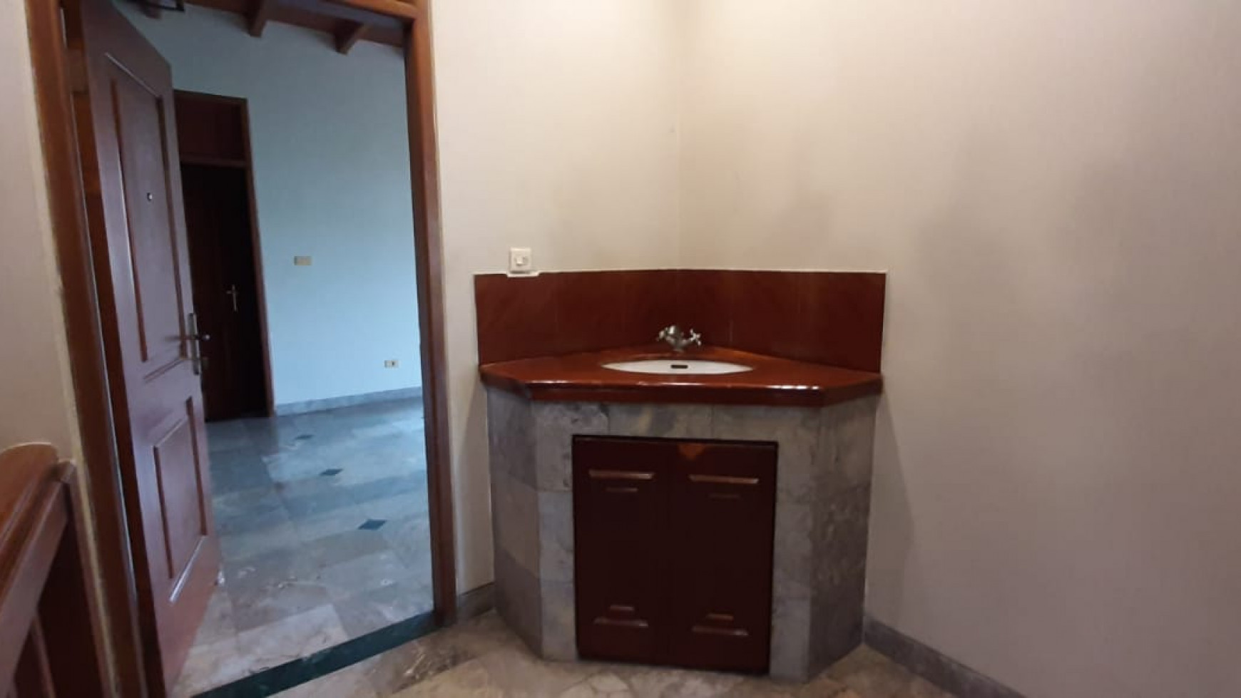 Rumah Luas 3Lantai Akses Toll JORR Di Area Cluster Mega Kebon Jeruk