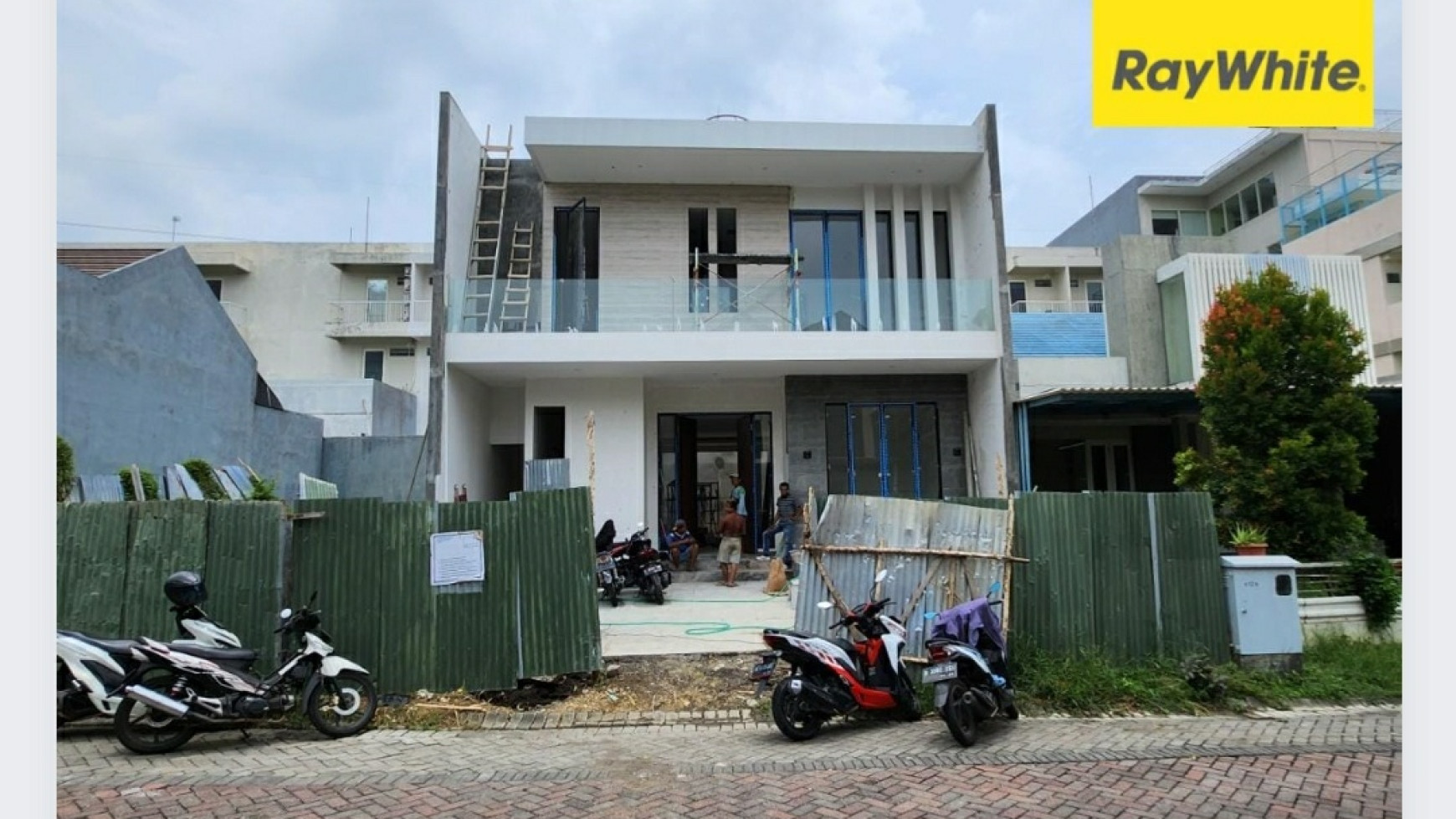 Dijual Rumah Baru Taman Puspa Raya Citraland Surabaya- SPESIAL Row Jalan RAYA Utama - Siap Huni