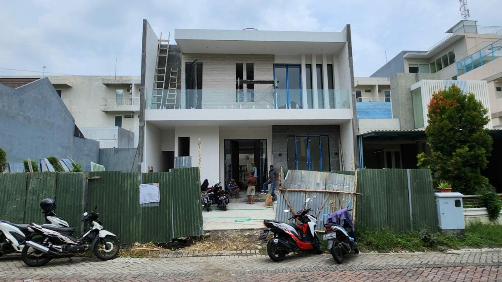 Dijual Rumah Baru Taman Puspa Raya Citraland Surabaya- SPESIAL Row Jalan RAYA Utama - Siap Huni