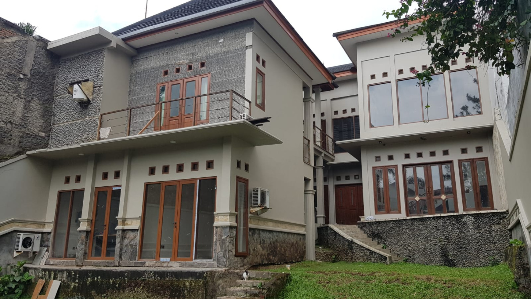 Rumah hitung tanah Lokasi Strategis di Setrasari, Bandung