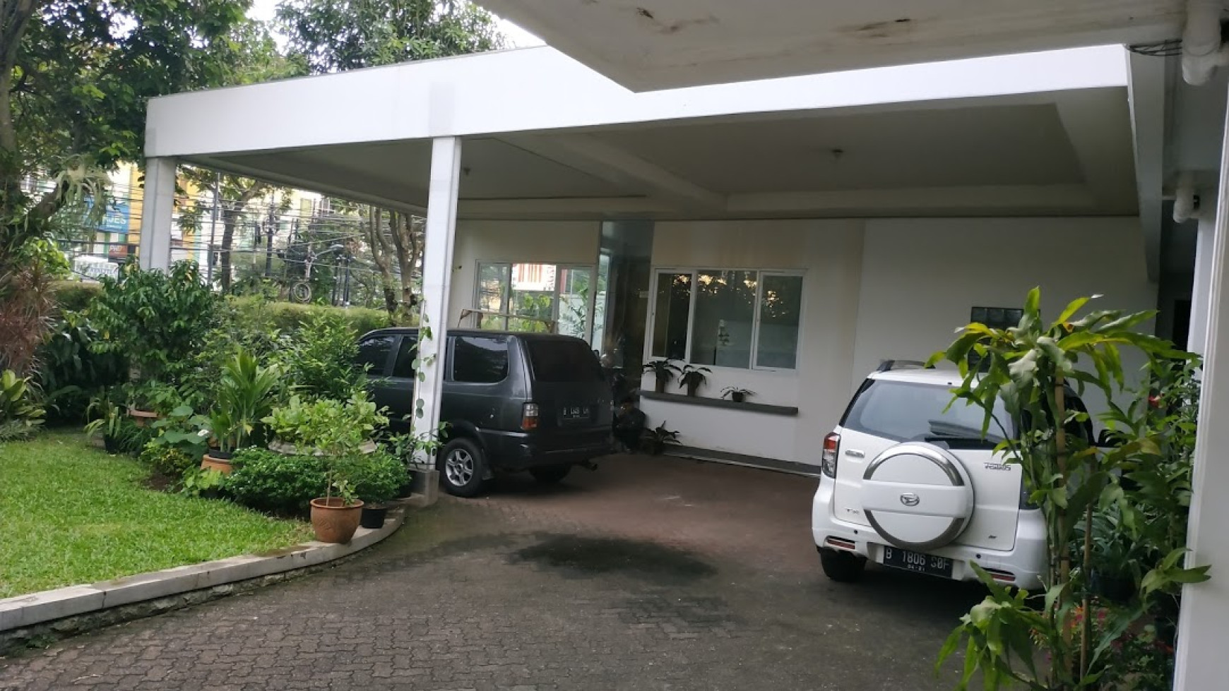 Disewakan rumah besar 2 lantai dengan taman lokasi pinggir jalan -  Lebak Bulus Jakarta Selatan