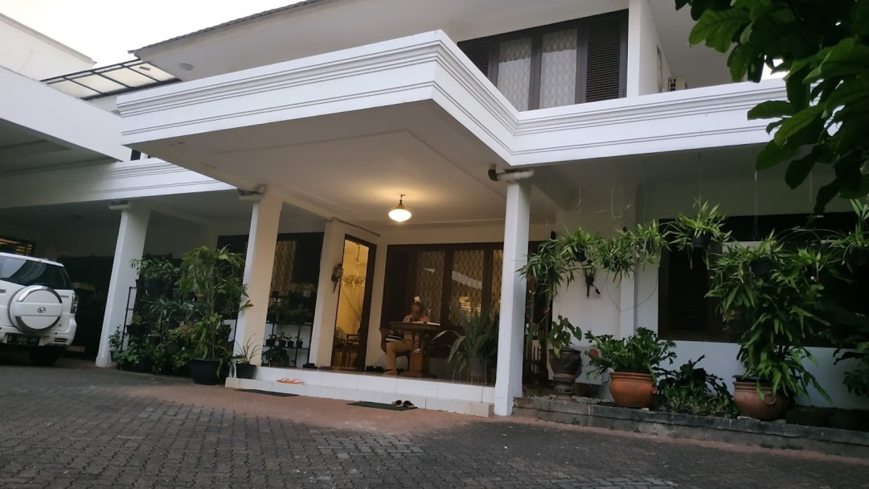 Disewakan rumah besar 2 lantai dengan taman lokasi pinggir jalan -  Lebak Bulus Jakarta Selatan