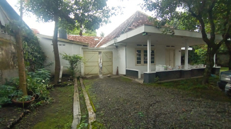 RUMAH DENGAN TANAH LUAS DI JL WATES