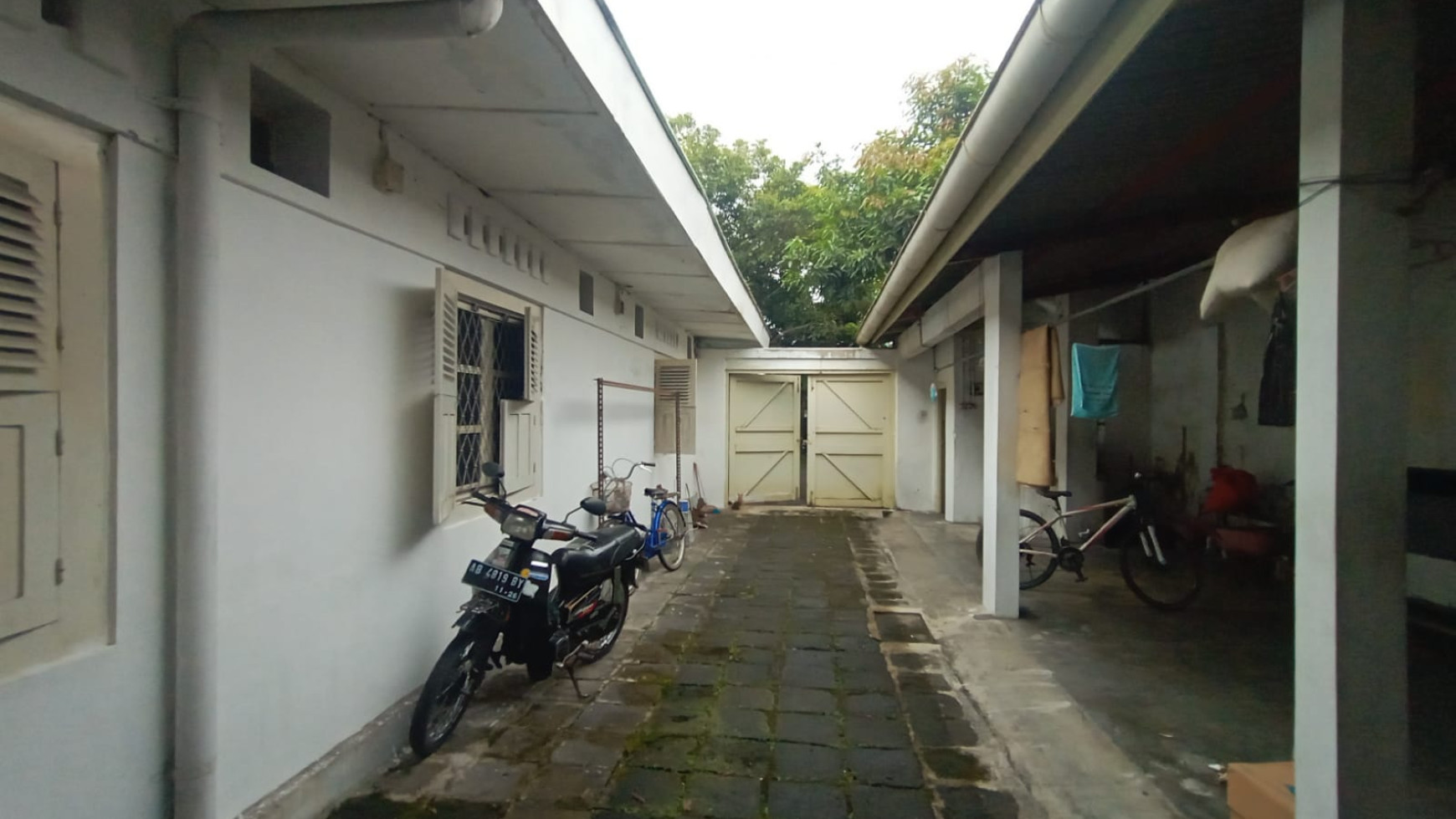 RUMAH DENGAN TANAH LUAS DI JL WATES