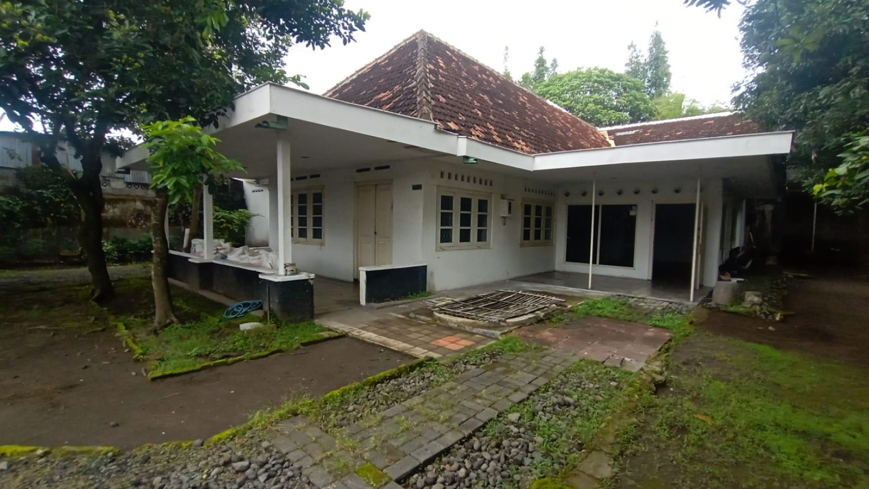 RUMAH DENGAN TANAH LUAS DI JL WATES