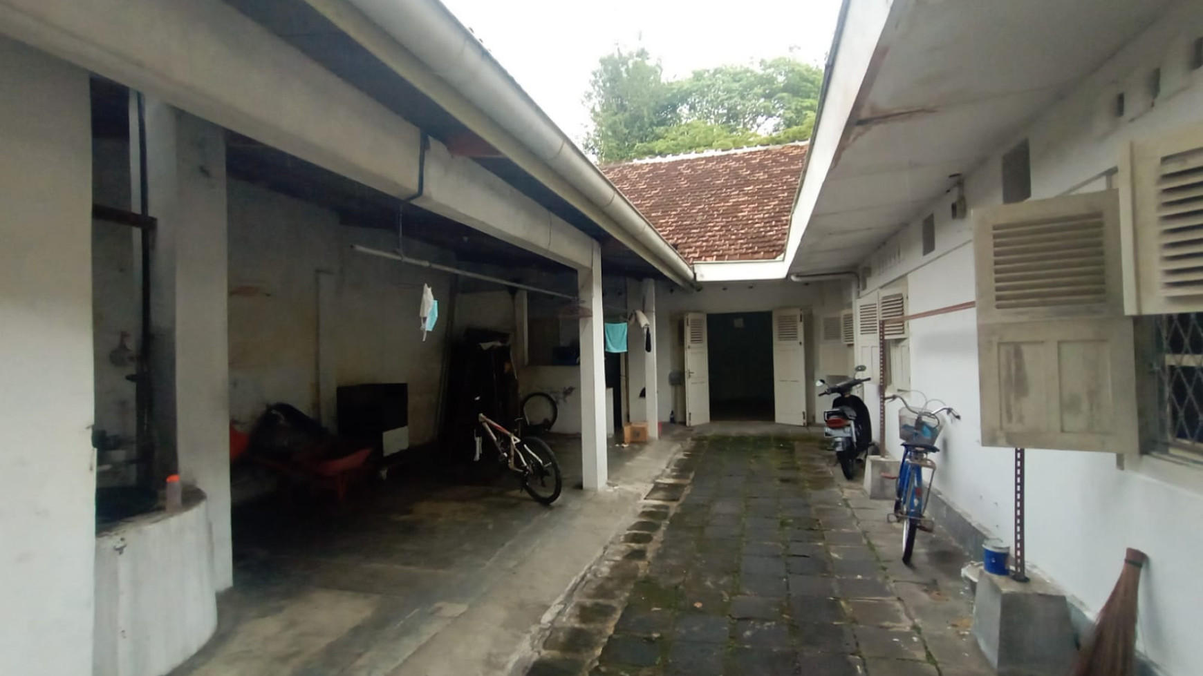 RUMAH DENGAN TANAH LUAS DI JL WATES