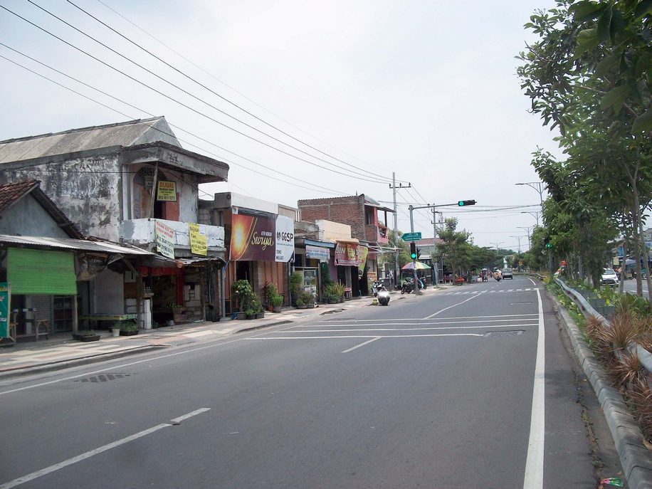 Rumah HITUNG TANAH !!! di Raya Sememi, Surabaya Barat, Nol Jalan Raya, Cocok untuk usaha