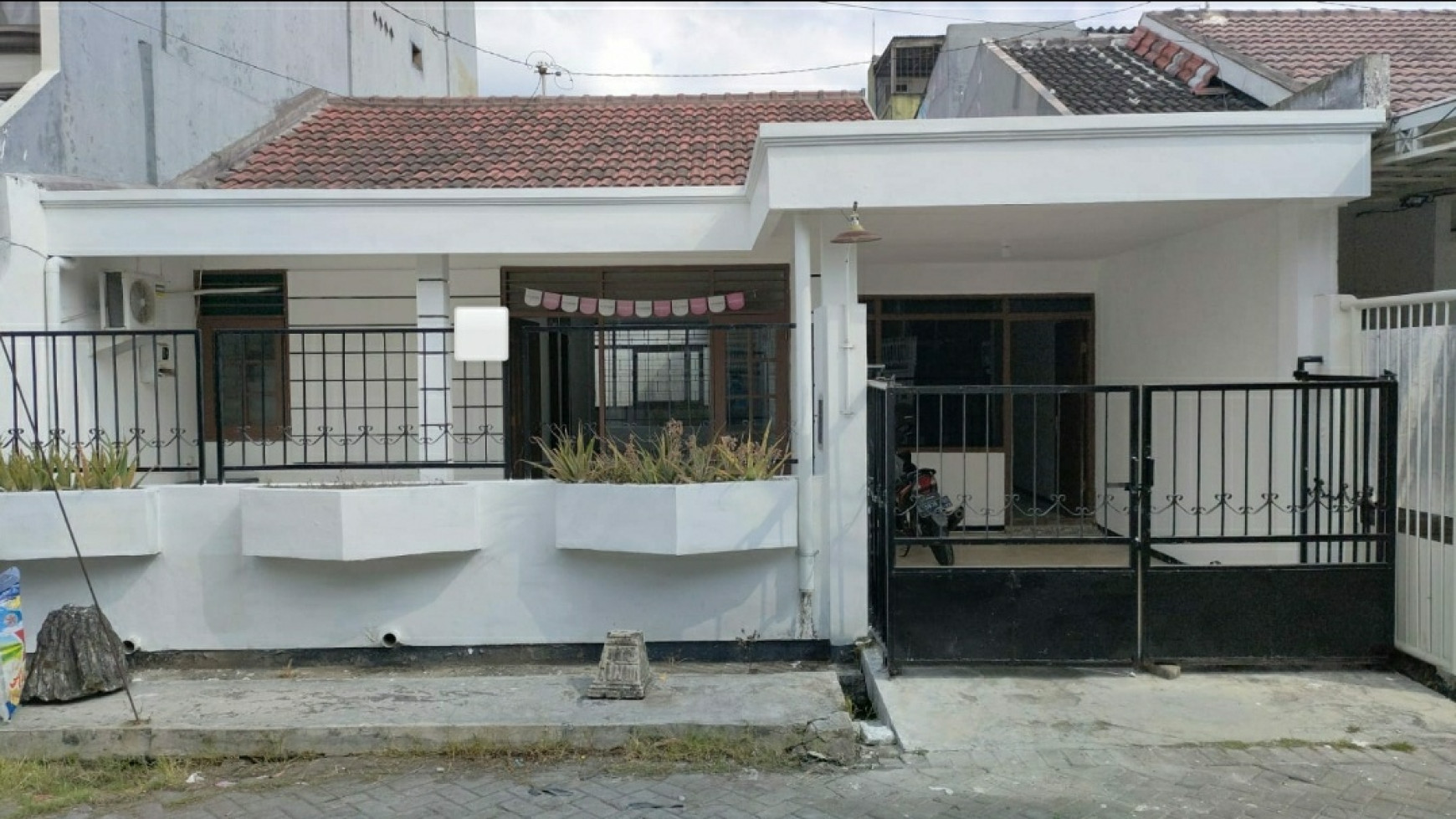 Dijual Rumah Darmo Harapan Indah- Sukomanunggal - Surabaya- TerMURAH - Luas 153 m2 (9'17) - Cantik Siap Huni