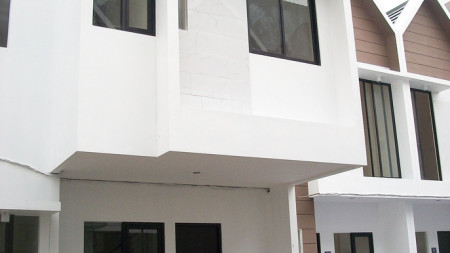 Rumah di Anggrek Residence Siwalankerto, Rumah Kost, Depan Kampus PETRA (tidak masuk gang), Baru Gress Siap Huni !!!