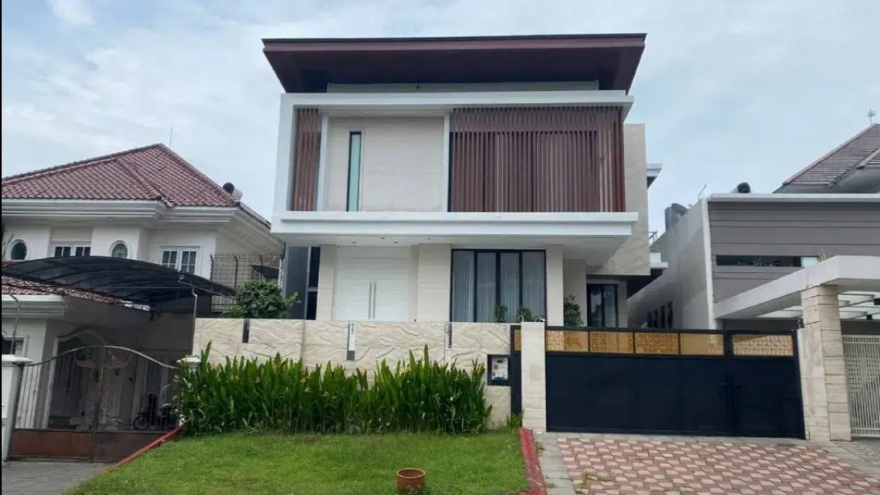 Disewakan Rumah Mewah Citraland- Raya South Emerald Mansion - Surabaya Barat - SPESIAL ROOFTOP area + PRIVATE Lift + Furnished + MARMER mewah SPESIAL Garasi Carport 6 mobil