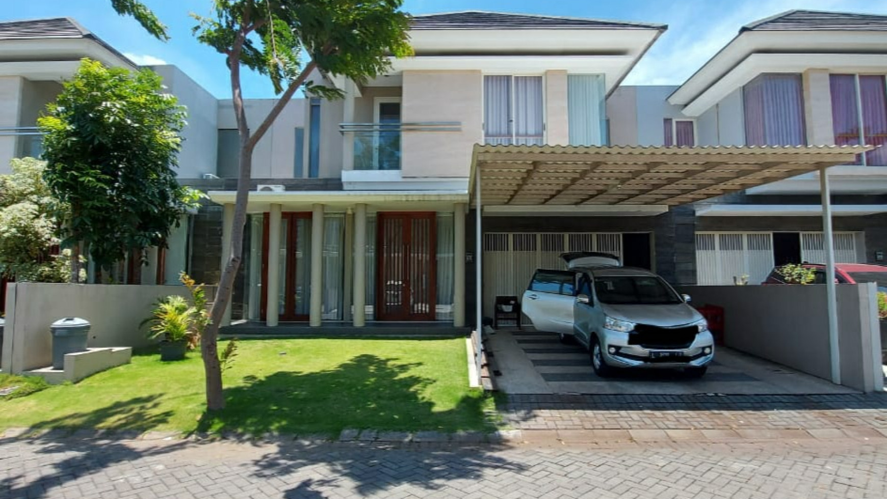 Dijual Rumah The Greenlake Citraland Surabaya Barat- Luas 240 m2 (12x20) - Garasi Carport 4 mobil - Strategis Dekat Pakuwon Mall