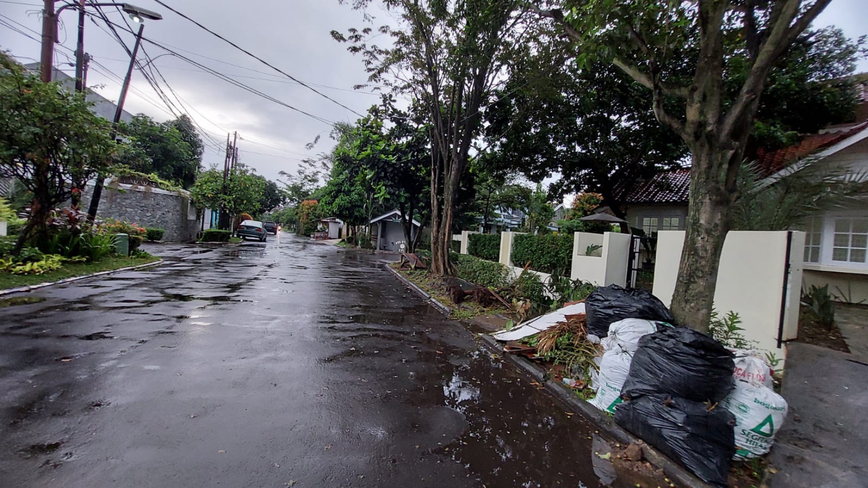 Rumah di Hook, lokasi strategis di Bintaro