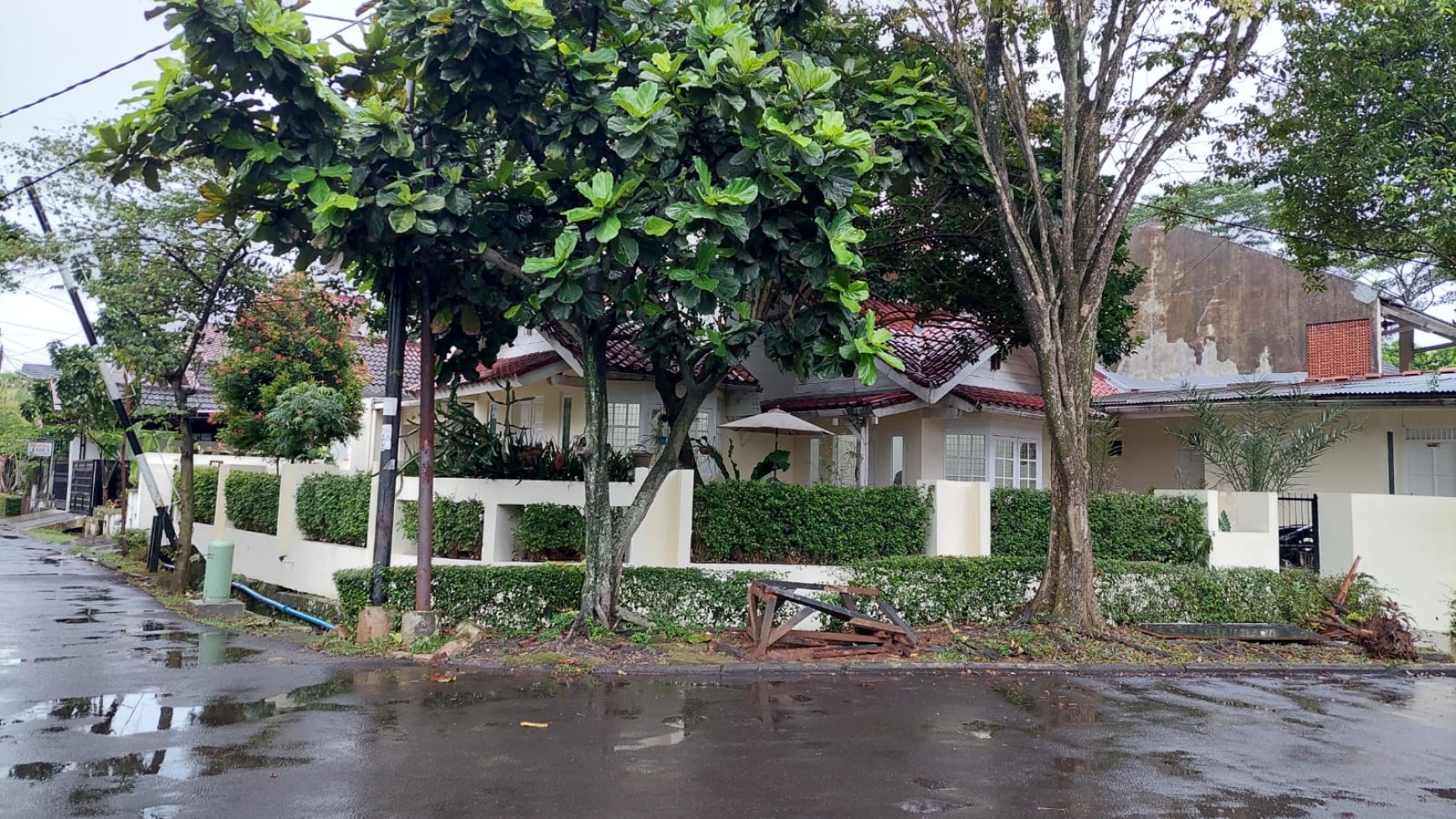 Rumah di Hook, lokasi strategis di Bintaro