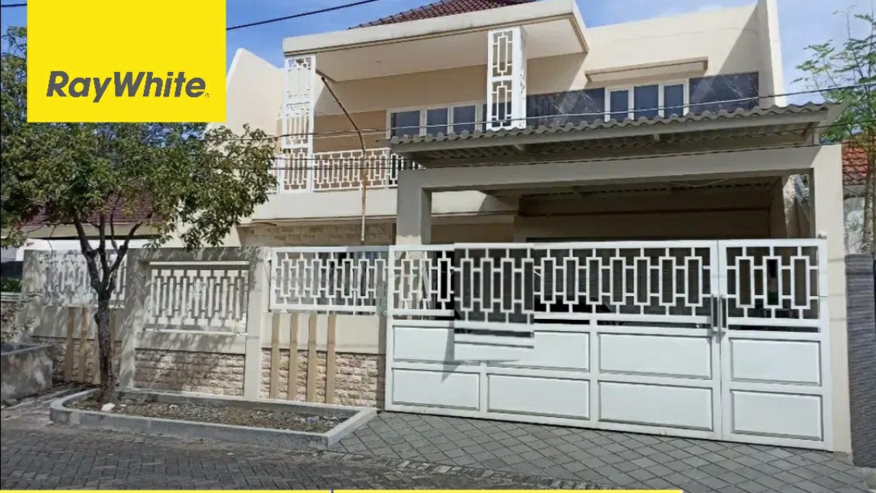 Dijual Rumah Manyar Kartika- Surabaya Timur - Modern Mewah - Garasi Carport 4 Mobil - Row Jalan LUAS