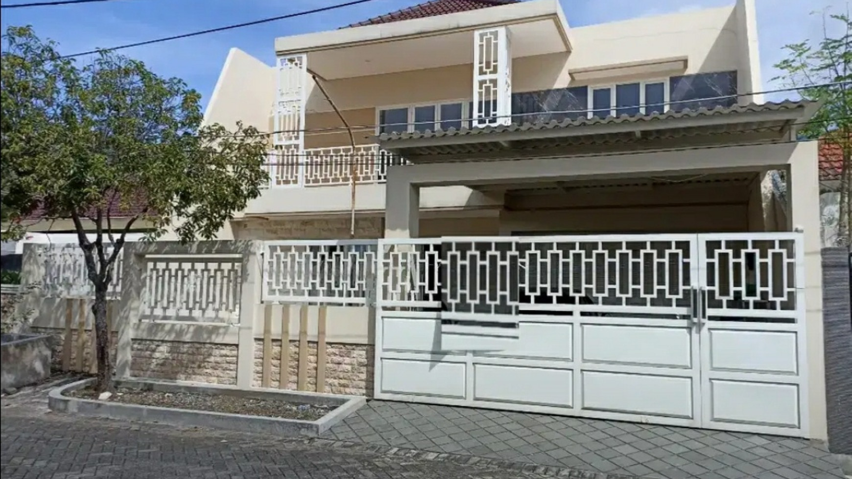 Dijual Rumah Manyar Kartika- Surabaya Timur - Modern Mewah - Garasi Carport 4 Mobil - Row Jalan LUAS