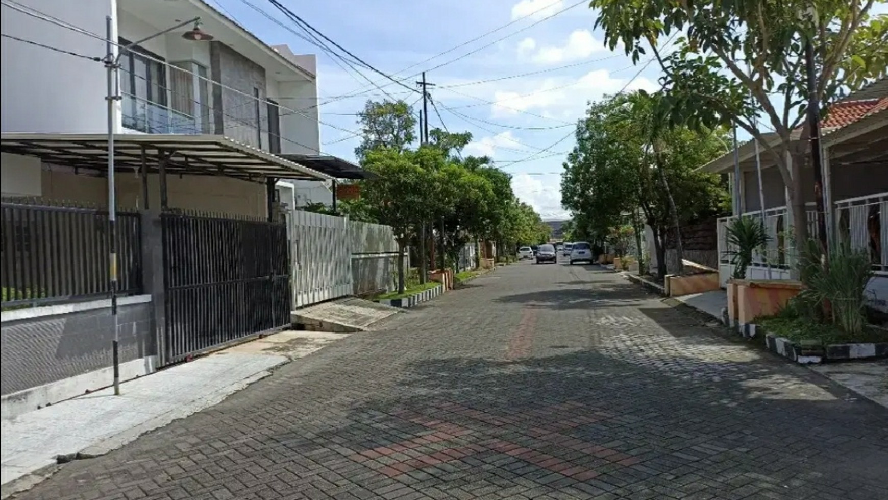 Dijual Rumah Manyar Kartika- Surabaya Timur - Modern Mewah - Garasi Carport 4 Mobil - Row Jalan LUAS