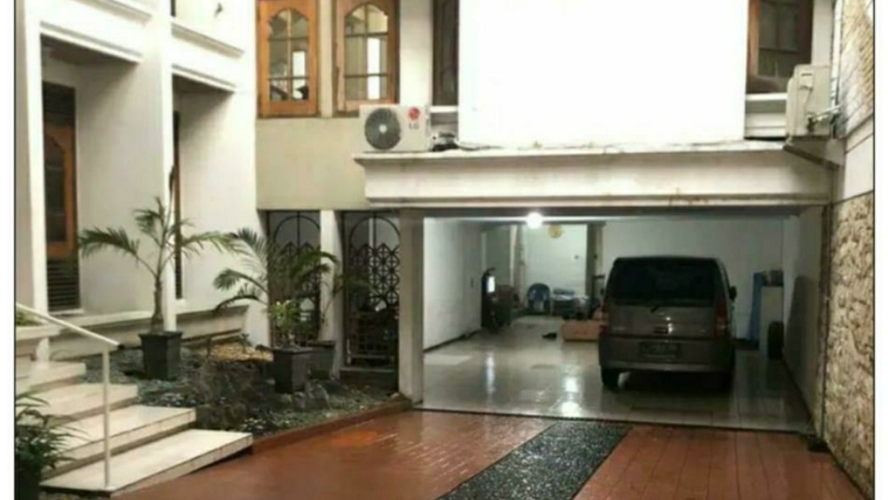 Dijual Rumah Jl.Raya Darmo - Surabaya Pusat- Nol Jalan RAYA KEMBAR - PRIVATE Swimming Pool- Kolam Renang- TerLUAS 959 m2 - Komersial Area