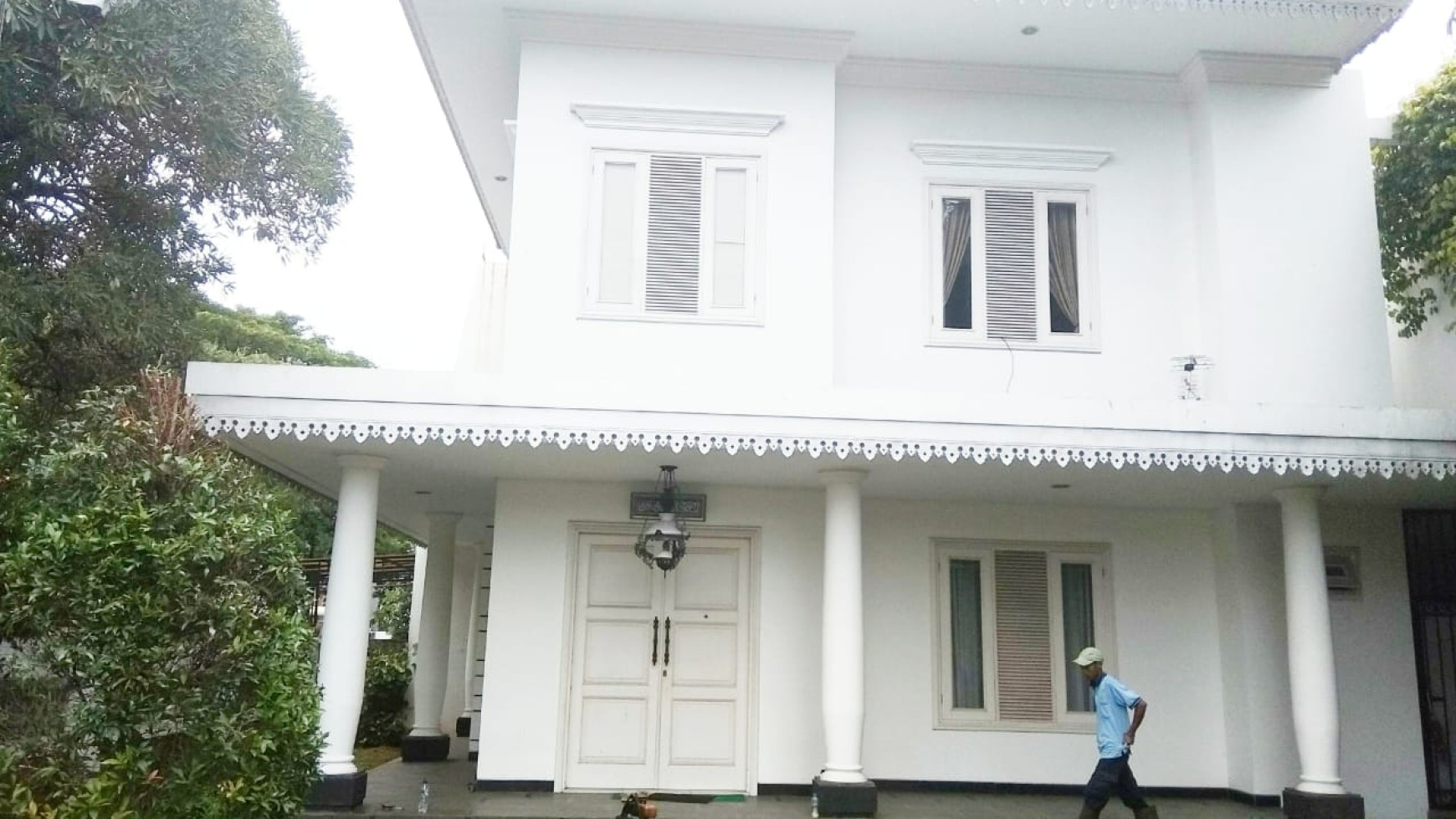 Di sewa rumah putih 2 lantai di komplek perumaha Pulo Gebang Kirana