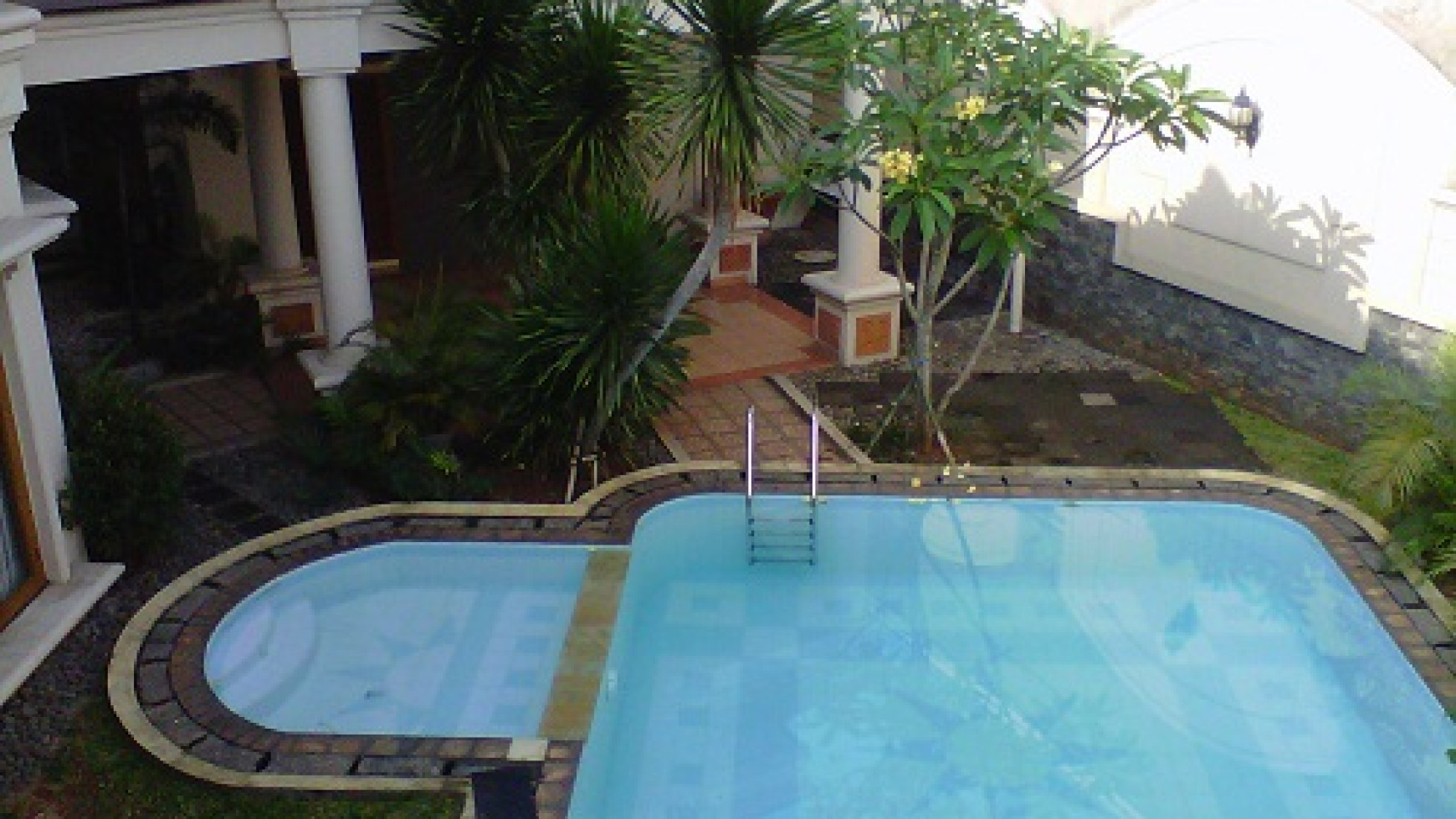 Rumah mewah di Giri Loka