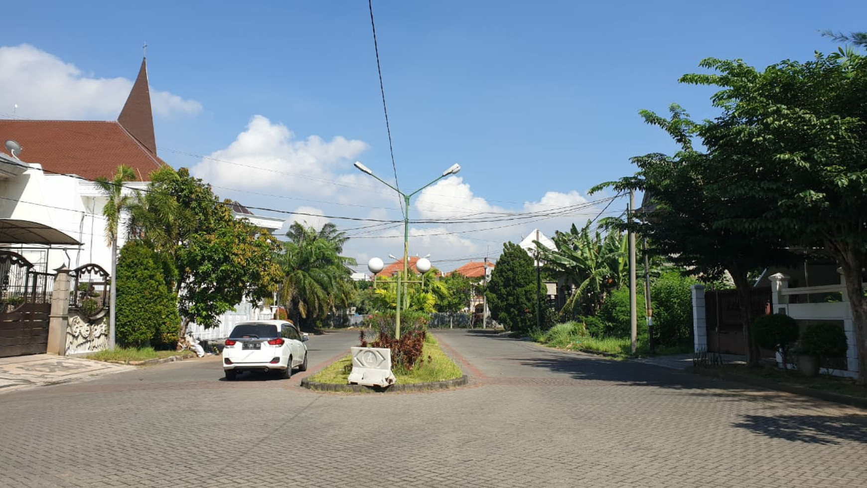 Dijual Rumah Galaxy Bumi Permai Araya- Surabaya Timur- SPESIAL Jalan KEMBAR - Mewah - Garasi Carport 5 mobil