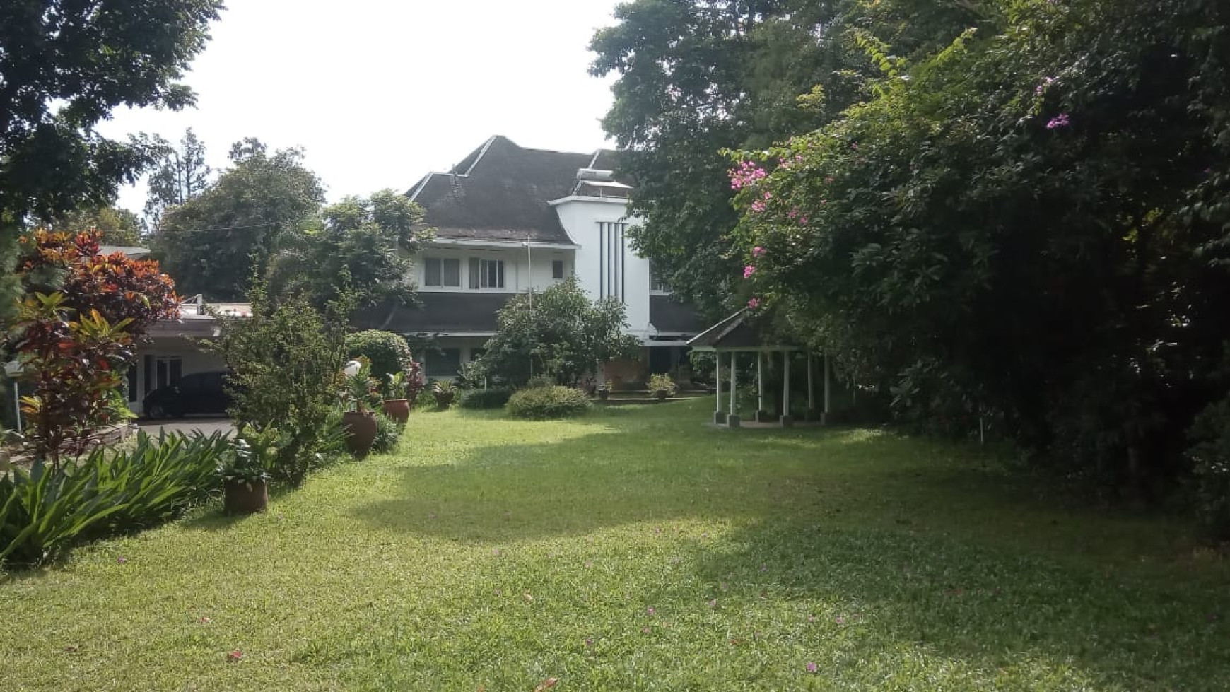 Rumah Lux Terawat di jalan Sangkuriang, Bandung