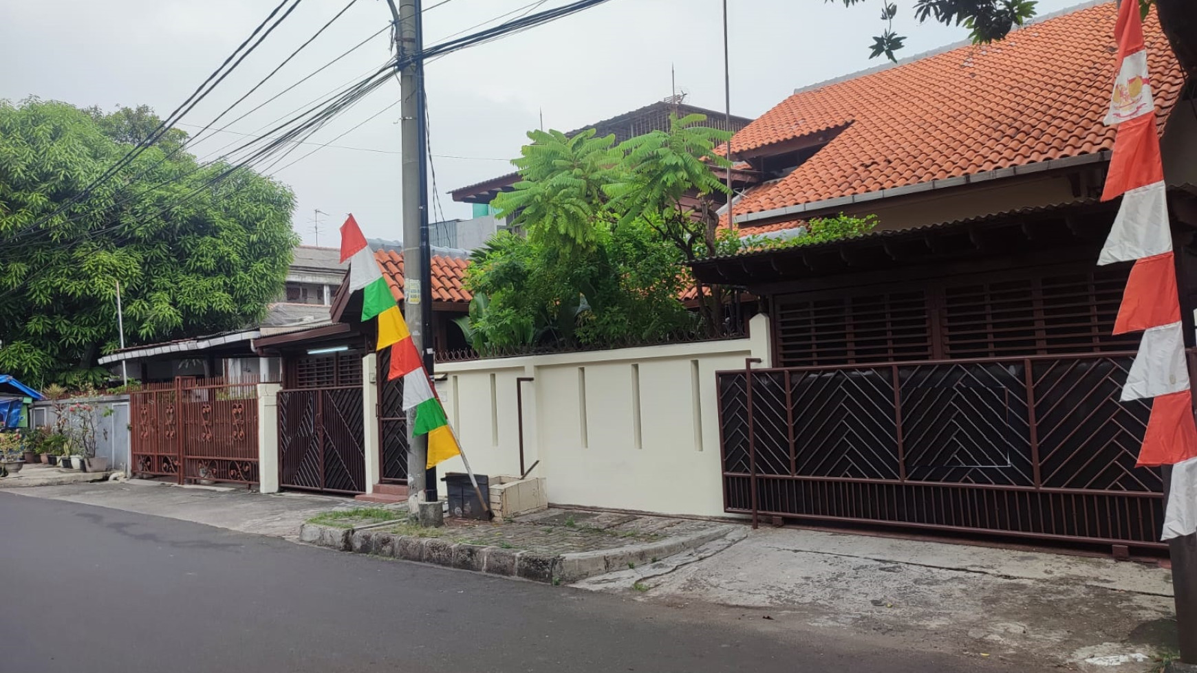 Rumah 1 1/4 lantai , Asri masih layak huni  di Sunter Jakarta Utara