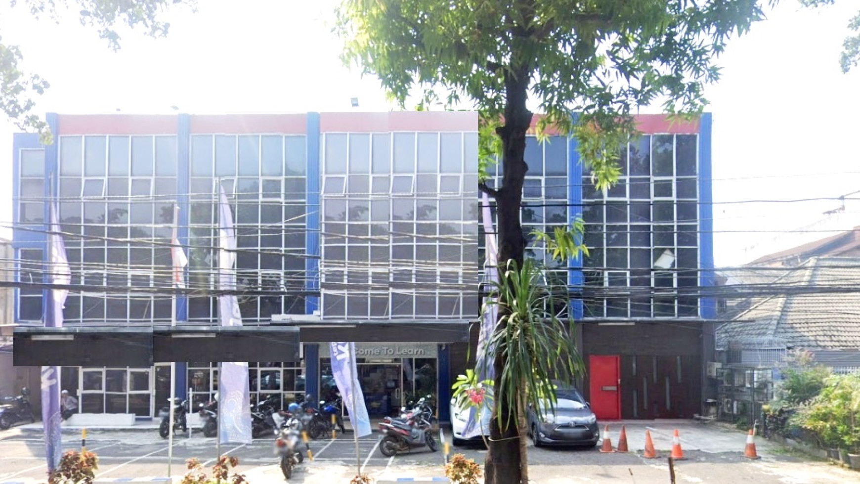 Disewakan gedung perkantoran 3 lantai di Blok M Kebayoran Baru Jakarta Selatan.