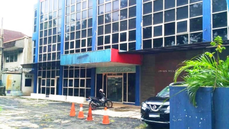 Disewakan gedung perkantoran 3 lantai di Blok M Kebayoran Baru Jakarta Selatan.