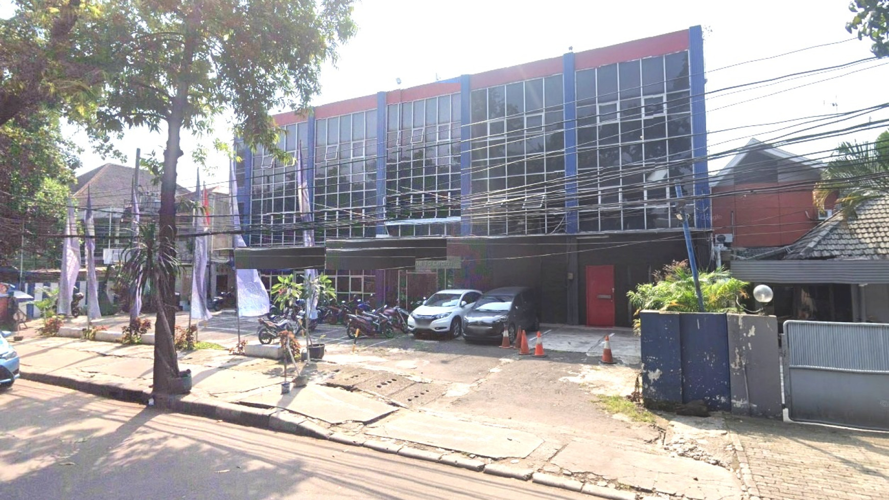 Disewakan gedung perkantoran 3 lantai di Blok M Kebayoran Baru Jakarta Selatan.