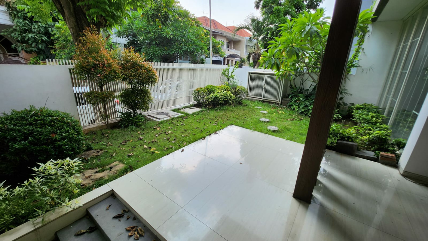 Jual / Sewa Rumah Graha Famili blok Favorite SEMI Furnished Modern Mewah + Garasi Carport 4 mobil Siqp Huni