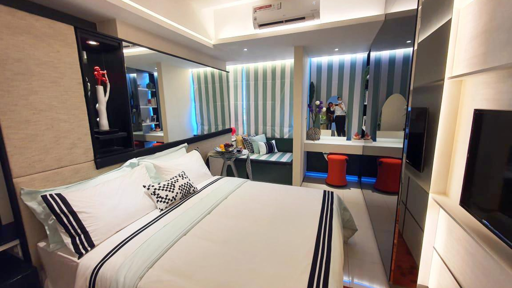 Apartemen Lux di Pakuwon Supermall " La Viz Mansion " , Link dengan Mall, ada Privat Lift, View Golf & View City