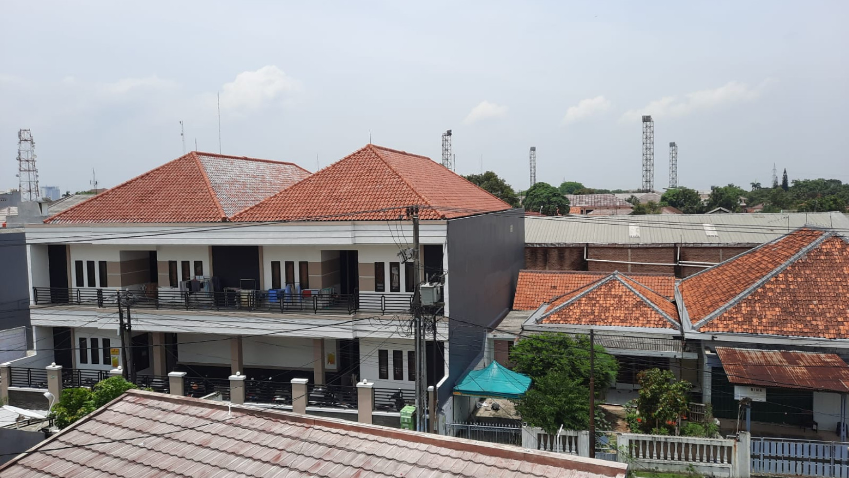 RUMAH KOST DI LOKASI STRATEGIS DEKAT BERBAGAI FASILITAS PUBLIK  DI KARAWANG BARAT