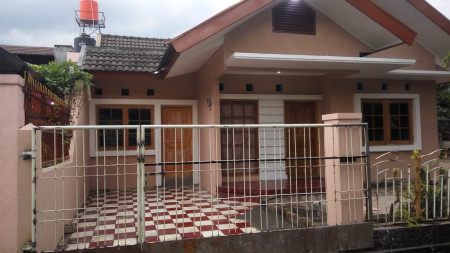 Rumah Minimalis Terawat di jalan Squash, Arcamanik